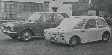 Az angliai Carter-Coadster kicskocsi egy normál benzinmotoros Ford előtt