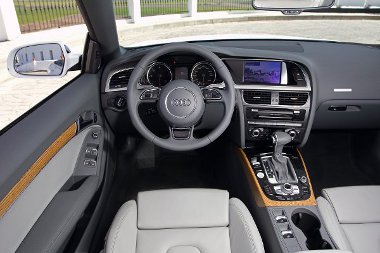 A kifogástalan sem elég jó az Audinak: tovább finomították a minőségérzetet. Nemcsak a volán, hanem az egész kormánymű is új