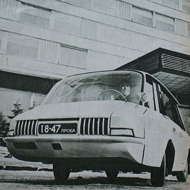 Ez már a hatvanas évek egyik modellje. Dolmatovszkij alapvető gondolatai – például a mellsőtengely elé nyúló vezetőfülke – ugyancsak jól érvényesül a Bjelka-stílus modernizált változatánál, amely mint kísérleti taxi 1965-ben jelent meg a moszk