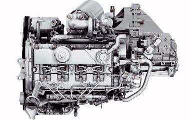 Szokatlan perspektívából, felülről látjuk a közös nyomócsöves, 2,2 literes Duratorq TDCi motort, amelynek környezetvédelmi besorolása Euro-5-ös