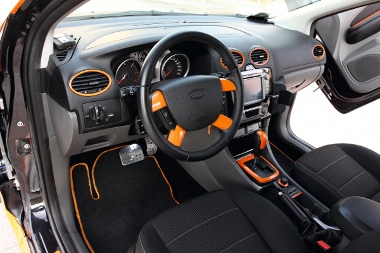 A jól felszerelt Ford Focus tuningolásakor a karbon- és narancsszínű felületekkel való játék volt a vezérfonal. Ez az utastérben is látszik