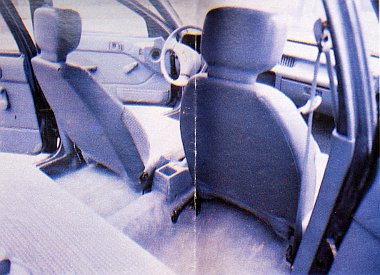 Ezzel a fotóval próbáltuk érzékeltetni a Suzuki remek belső térkihasználását. A vezetőülés leghátsó, a másik első ülés a legelső helyzetben van. Jól látszik, hogy a vezetőülés mögött még így is jelentős nagyságú hely maradt