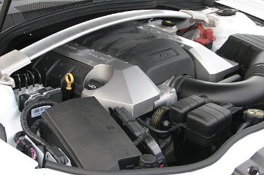 A méret a lényeg! Nem éppen korszerű a Corvette-ből származó V8-as. Automata váltó esetén változó szelepvezérléssel és aktív hengerlekapcsolással spórol