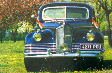 Bár az autó elmúlt 50 éves, ma is ugyanolyan elegáns, mint hajdanán. Az orosz rendszámtábla egy filmforgatás kellékeként maradt meg
