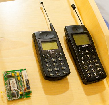 Már ezek a téglatelefonok is felismertek szavakat, balra a legelső hangvezérelt eszköz, az IBM Shoebox számológép „agya”. Autóban először a Mercedes (1995 OKI Telecom) alkalmazott szófelismerést
