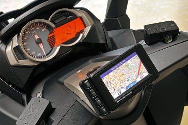 Modern műszerfal opciós navigációval