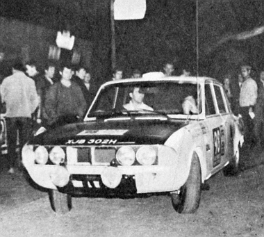 Indul az egyik favorit: a BLMC és az Angol Labdarúgó Szövetség által nevezet híres rallye-versenyző, Paddy Hopkirk a 2,5 literes Triumph-fal