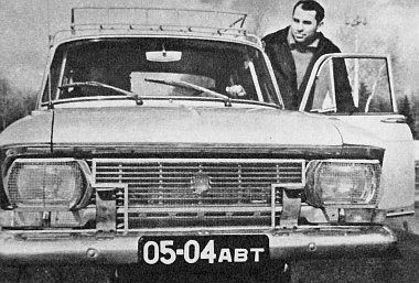 A nagy Rallye egyik célba ért kocsija, a kövek elleni védőráccsal felszerelt 412-es Moszkvics, amikor a később 17-iknek befutott Vlagyimir Bubnov próbára indul vele