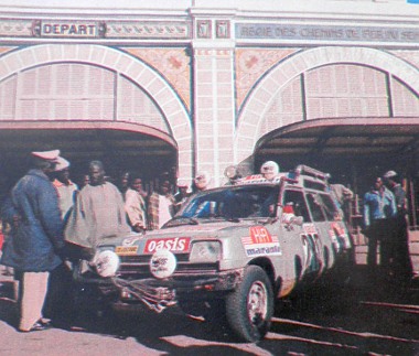 A dakari állomás épülete előtt a hatkerekű Renault látható, bizonyítva, hogy beérkezett a célba, illetve a célegyenesig