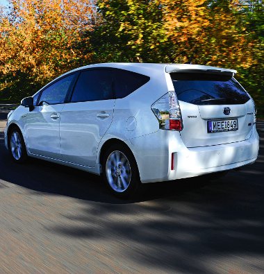 Bár az üzemanyagtartály mindössze 45 literes, egy tankolással 900 kilométert is megtehetünk, 0,28-as Cw-értékkel büszkélkedhet a Prius+