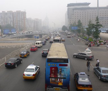 Komoly előrelépések történtek a légszennyezés csökkentése érdekében, de a nagyvárosokban mért adatok még mindig bőven határérték felett vannak. Főként a széntüzelésű erőművek okozzák a problémát