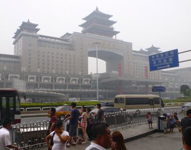 Naponta 400 ezer ember is megfordul az 500 000 m2-es pekingi nyugati pályaudvaron. Az épület 1996-ban készült el, 750 millió dollárból