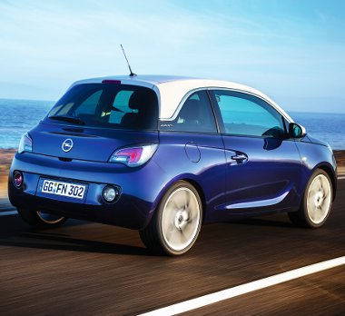 Akár 18 colos felnikkel is rendelhető az Opel minije! A kétszínű fényezés mutatós, a tető mintha lebegne