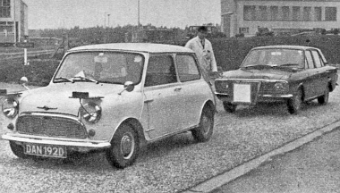 BLMC Mini Automatic és a Ford Cortina a próbapályán. A Cortina elejére szerelt dobozban van az automatikusan irányító radarkészülék