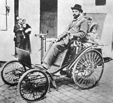Egy családi fénykép megörökítette Hatschek Bélát és a kis, 3 lóerős „Velo” kocsit, amely 75 évvel ezelőtt jelent meg Pest utcáin