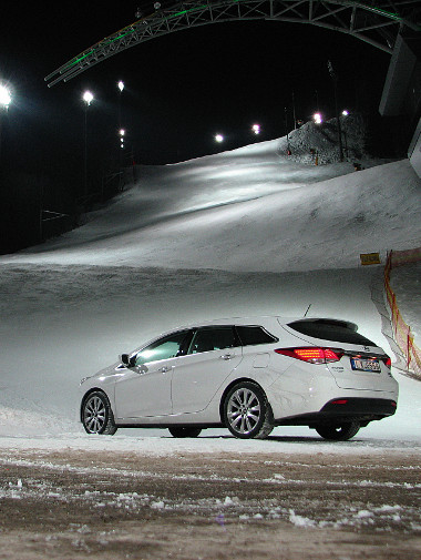 Több sportág mellett a síelést is támogatja a Hyundai: itt a schladmingi sívilágbajnokság helyszínén parkolunk
