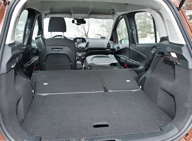 Alaphelyzetben csupán 318 literes a hátsó, a jobb első ülés is dönthető, ilyenkor akár 2,35 méteres tárgyak is beférnek az autóba