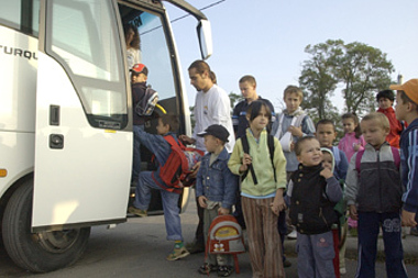 A gyermekszállító buszokat immár tilos kikerülni és elhaladni mellettük, amíg a le- és felszállás után a jármű el nem indul. Fő a gyerekek biztonsága (képünk illusztráció)