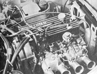 Bizony, szép szerkezet egy ilyen Renault Gordini motor a duplatorkú két porlasztójával. Tessék csak megnézni a hűtő mögé szerelt külön olajhűtőt és mellette a ventilátort, amelyet a lóerő-megtakarítás végett külön villanymotor forgat