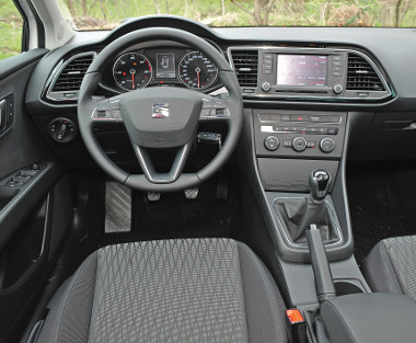 Egyszerű, letisztult és logikus a Seat pultja, az összeszerelési minőség fikarcnyival sem rosszabb, mint egy géntestvér Audi A3-asé