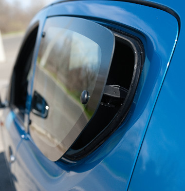Kihalófélben lévő megoldás: hátul billenőablakokat alkalmaz a Suzuki