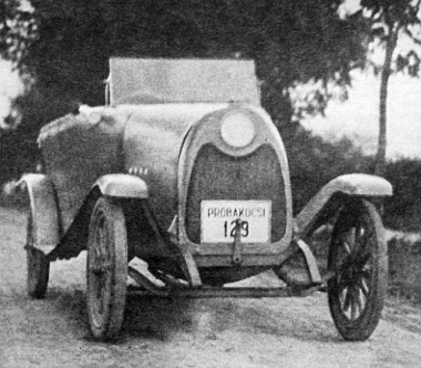 Az első forgalomképes Fejes-kocsi, amelynek karosszériáját rétegelt falemezből, ragasztásos eljárással Asbóth Oszkár készítette