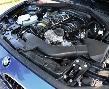 A sorhatos erőmű jócskán kitölti a kis BMW motorterét