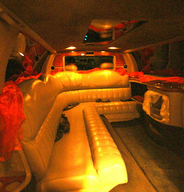 Esküvőkre és bulikra bérelik jellemzően a Town Car-t, a hátsó rész hivatalosan hétszemélyes - ennyi biztonsági öv van