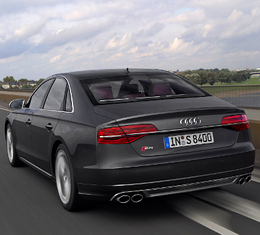 Az Audi szerint minden ötödik A8-ast a 4,2-es TDI-vel adják majd el, a legkeresettebb persze továbbra is a 3,0 literes dízel marad. Bár az S8-as lenne...