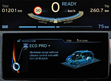 A teljesítménymérő diagram alatt a töltöttség és a hatótáv, opcióként sebességhatár-kijelzés. Az Eco Pro+ mód letiltja a légkondit