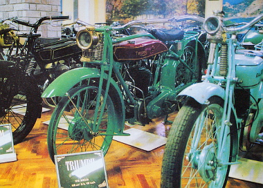 Megmaradtak az 1926-os Triumph gumiperemes kerekei, ilyen köpenyt viszont ma már nehéz találni