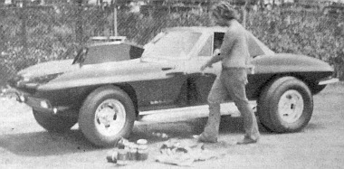 Ez egy amatőrfutamra előkészített Chevrolet R/T modell 475 LE. A motorháztetőn levő kiemelkedés a karburátor szívótorka 8 henger számára
