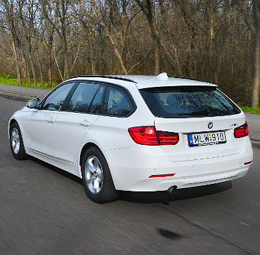 Szériatartozékként adja az elektromos mozgatású csomagtérajtót a BMW a 3-as Touringhoz