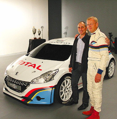 Az autósportikon Ari Vatanen és a 208 R5-ös raligép társaságában