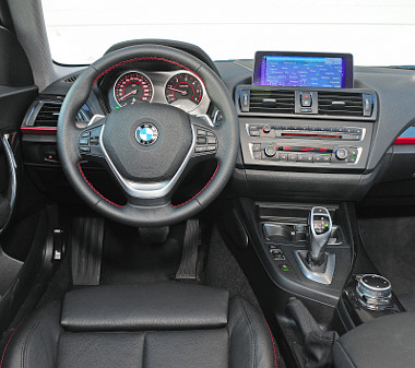 A BMW-sen funkcionális vezetőhelyet már ismerjük. Minden a helyén van, egyértelmű a kezelés. Fotó: Hilbert Péter