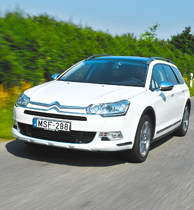 Lágy ringatózás helyett stabilan fogja az utat a nagy Citroën – a peres gumik miatt néha bizony ráz is
