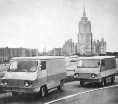 A városi áruszállítás korszerű megoldására tervezett, zaj és füst nélkül 60 km/óra sebességgel gördülő, 0,5 tonna hasznos terhelésű elektromobilok bemutató útja Moszkvában. Ezek a szovjet kísérleti villanyautók egy feltöltéssel 80 kilométert tehetnek meg