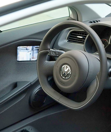 Felmentést kapott a VW XL1 az alól a törvényi kötelezettség alól, hogy „tükröződő felülettel” kell biztosítani a hátralátást