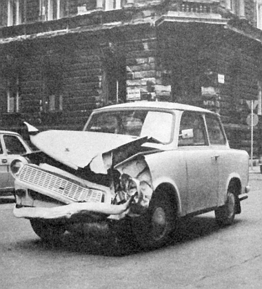 Az összetört Trabant. Vezetője és utasa nem sérült meg