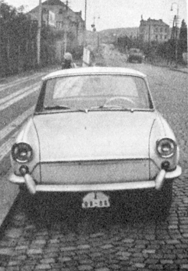 A járda mellett álló kocsi képe még akkor jelent meg lapunkban, amikor csak prototípus volt az új koda