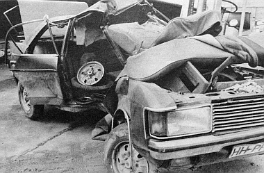 Ez még felismerhetően Ford Granada, amelynek egyik utasa már a baleset pillanata után vette fel a nyúlcipőt, de a másik három is megúszta a derékba tört kocsiban