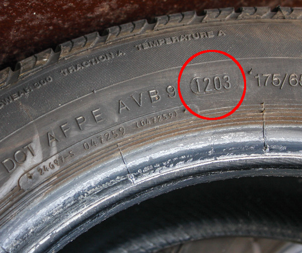 Az eredeti gumik DOT-számából kiderül a gyártási idő: 2003. december. Nem a futófelületi kopás volt a csere indoka