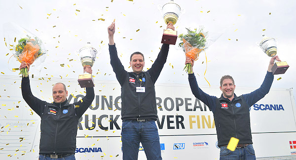 Dobogón a Scania YETD európai döntőjének első három helyezettje: balról jobbra Patrick Schildmann (Németország), Lars SØndergÅrd (Dánia) és Thomas Knüsel (Svájc)