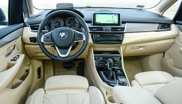 Ismerősek a formák és anyagok a többi BMW-ből, az üléspozíció itt is kényelmes. Fotó: Hilbert Péter