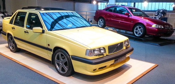 1991-97 között a kocka formájú 850-est szedán és kombi változatban is gyártották, a T-5R csúcsmodell 249 lóerőt tudott