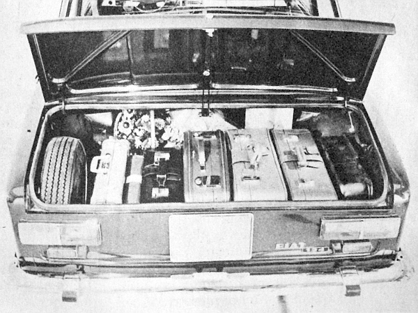 A Fiat-124 csomagtartója, amelytől semmiben nem tér el  VAZ típusé. Amint látjuk, még a pótkerék és a benzintank között is bőven jut hely a táskák számára