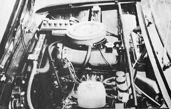 A VAZ-2101 előre nyíló motortér-fedele alatt feltűnik a felülvezérelt motorkonstrukció jellegzetes öntvénye