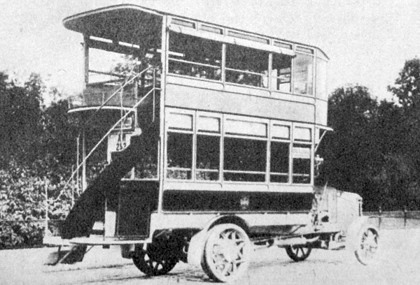 Aradon készült Marta autóbusz 1915-ben a pesti utcán. A kocsi 34 utasával és 1-es számjelzéssel a mai Népköztársaság útja-József Attila utca vonalán közlekedett
