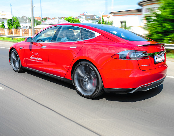 A Tesla mellé nem érdemes beállni gyorsulni a piros lámpához. Bár a P85 D közel 2,2 tonnás tömege nem kicsi, a 700 lóerő sok mindent megold...