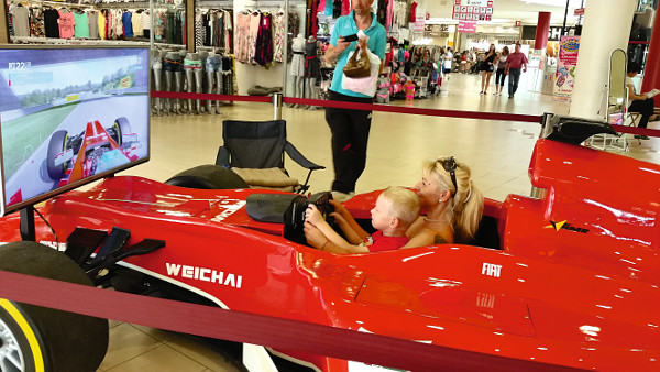 A bevásárlóközpontok látogatói nagyon kedvelik az élethű szimulátort